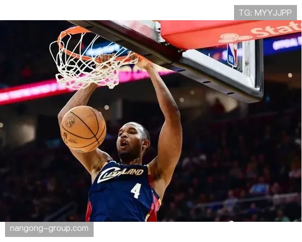 埃文·莫布里内线高效挡拆拉开防守空间提升湖人禁区攻击力