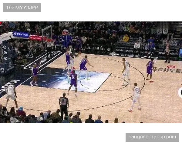 唐斯挡拆面对内线拉开空间，比爱德华兹突破更稳效率